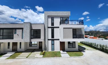 En Venta Casa en Condominio, Challuabamba Cuenca