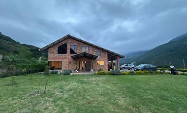 HERMOSA QUINTA EN VENTA EN SECTOR DE LENTAG, YUNGUILLA