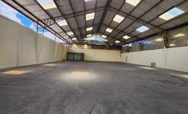 EN ARRIENDO BODEGA GRANDE EN EL PARQUE INDUSTRIAL - CUENCA