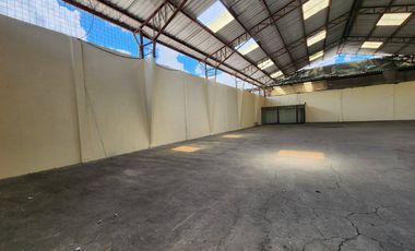 EN ARRIENDO BODEGA GRANDE EN EL PARQUE INDUSTRIAL - CUENCA