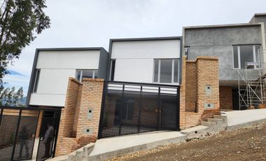 EN VENTA HERMOSAS CASAS SECTOR RACAR PLAZA - CUENCA