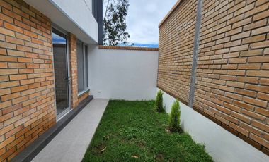 EN VENTA HERMOSAS CASAS SECTOR RACAR PLAZA - CUENCA