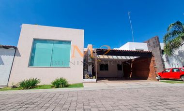 RENTA CASA UNA PLANTA DE 1 RECÁMARA Y CUARTO DE SERVICIO EN FRACCIONAMIENTO RESIDENCIAL EN ZAVALETA