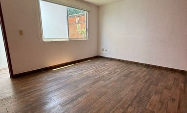 RENTA CASA UNA PLANTA DE 1 RECÁMARA Y CUARTO DE SERVICIO EN FRACCIONAMIENTO RESIDENCIAL EN ZAVALETA