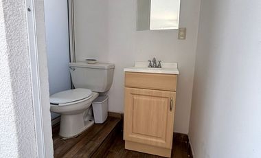 RENTA CASA UNA PLANTA DE 1 RECÁMARA Y CUARTO DE SERVICIO EN FRACCIONAMIENTO RESIDENCIAL EN ZAVALETA