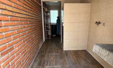 RENTA CASA UNA PLANTA DE 1 RECÁMARA Y CUARTO DE SERVICIO EN FRACCIONAMIENTO RESIDENCIAL EN ZAVALETA