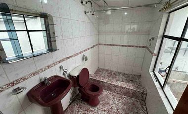 ¡Casa Independiente en Venta en Carapungo!
Independiente, amplia, funcional y con local comercial