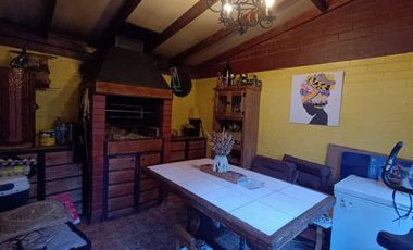 Fdo El Carmen, casa con quincho en pasaje