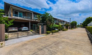 House for Sale: Mantana Kalapapruk – Wongwaen Beautiful single detached house with a prime position, facing the project wall for maximum privacy. Exce