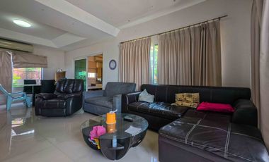 House for Sale: Mantana Kalapapruk – Wongwaen Beautiful single detached house with a prime position, facing the project wall for maximum privacy. Exce