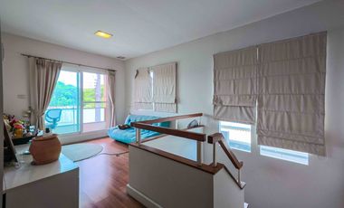 House for Sale: Mantana Kalapapruk – Wongwaen Beautiful single detached house with a prime position, facing the project wall for maximum privacy. Exce