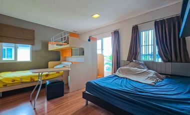 House for Sale: Mantana Kalapapruk – Wongwaen Beautiful single detached house with a prime position, facing the project wall for maximum privacy. Exce