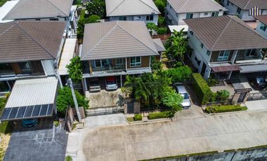 House for Sale: Mantana Kalapapruk – Wongwaen Beautiful single detached house with a prime position, facing the project wall for maximum privacy. Exce