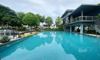 House for Sale: Mantana Kalapapruk – Wongwaen Beautiful single detached house with a prime position, facing the project wall for maximum privacy. Exce