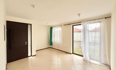 Se arrienda casa de un piso en Molina, tres piezas 2 baños
