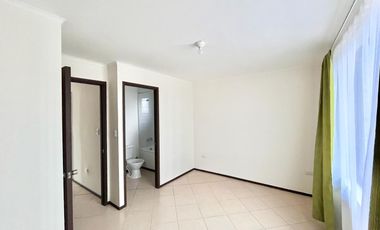 Se arrienda casa de un piso en Molina, tres piezas 2 baños