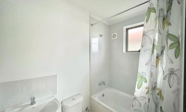 Se arrienda casa de un piso en Molina, tres piezas 2 baños