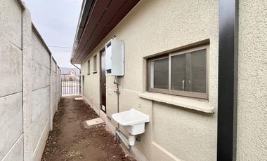 Se arrienda casa de un piso en Molina, tres piezas 2 baños