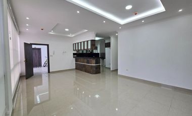 Alquiler de Departamento de 3 dormitorios en Planta baja, con garaje en condominio con piscina y cerramiento - Kennedy Norte, a 2 minutos del WTC