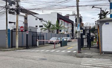 Alquiler de Departamento de 3 dormitorios en Planta baja, con garaje en condominio con piscina y cerramiento - Kennedy Norte, a 2 minutos del WTC