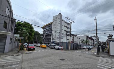 Alquiler de Departamento de 3 dormitorios en Planta baja, con garaje en condominio con piscina y cerramiento - Kennedy Norte, a 2 minutos del WTC