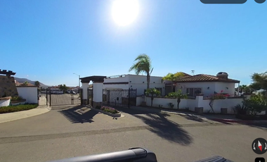 Casa  ubicada en colonia Rancho el Descanso Baja California. Con 4 recamaras y  348m2. Con acceso controlado y seguridad las 24 horas del día, a unos