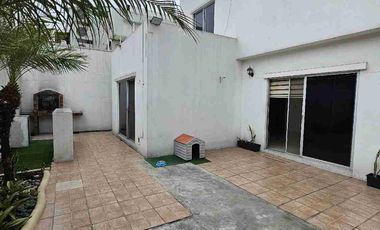 CASA DE VENTA O ALQUILER
EN LAS CUMBRES - JARDIN DE LOS CEIBOS