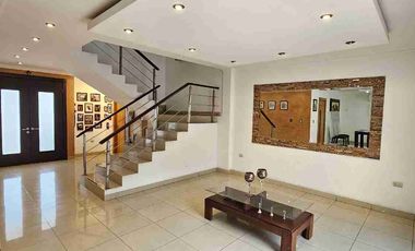 CASA DE VENTA O ALQUILER
EN LAS CUMBRES - JARDIN DE LOS CEIBOS