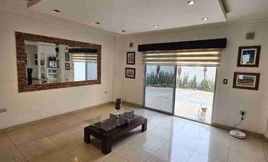 CASA DE VENTA O ALQUILER
EN LAS CUMBRES - JARDIN DE LOS CEIBOS