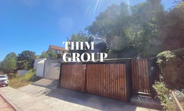 SE ARRIENDA CASA EN AMPLIO Y VERDE TERRENO EN LOS ALMENDROS