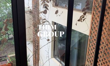 SE ARRIENDA CASA EN AMPLIO Y VERDE TERRENO EN LOS ALMENDROS