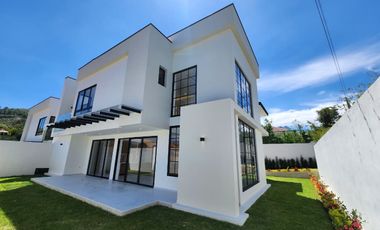 En Venta Casa de lujo en Challuabamba Cuenca – Urbanización privada