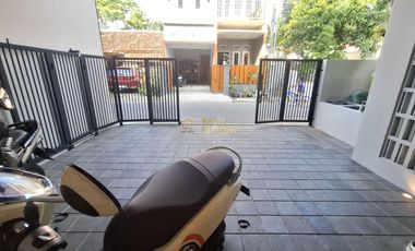 RUMAH 2 LANTAI, SIAP HUNI, DENGAN PRIVATE POOL 10 MENIT KE KAMPUS UGM JOGJA