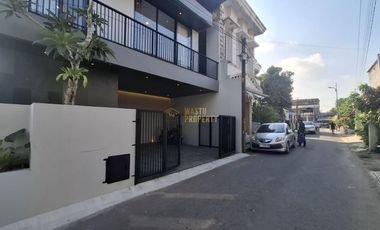 RUMAH 2 LANTAI, SIAP HUNI, DENGAN PRIVATE POOL 10 MENIT KE KAMPUS UGM JOGJA