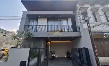 RUMAH 2 LANTAI, SIAP HUNI, DENGAN PRIVATE POOL 10 MENIT KE KAMPUS UGM JOGJA
