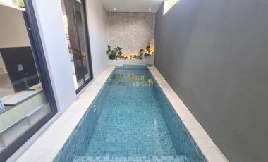 RUMAH 2 LANTAI, SIAP HUNI, DENGAN PRIVATE POOL 10 MENIT KE KAMPUS UGM JOGJA