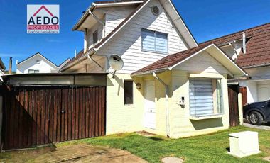 Se Arrienda Linda Casa Aislada de dos pisos, Condominio Sol de Toscana 2, altura de paradero 12, comuna de La Cruz