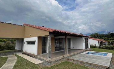 SE VENDE CASA CAMPESTRE EN EL CAIMO