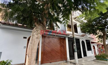 Se Vende Bonita Casa De 4 Pisos En Surco - Urbanizacion Sagitario