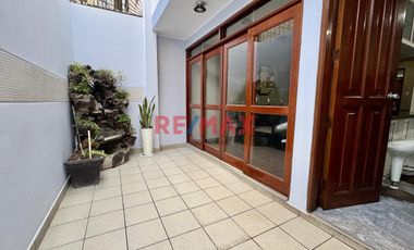 Se Vende Bonita Casa De 4 Pisos En Surco - Urbanizacion Sagitario