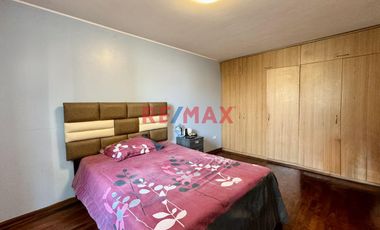 Se Vende Bonita Casa De 4 Pisos En Surco - Urbanizacion Sagitario