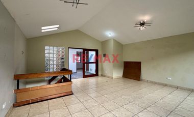 Se Vende Bonita Casa De 4 Pisos En Surco - Urbanizacion Sagitario