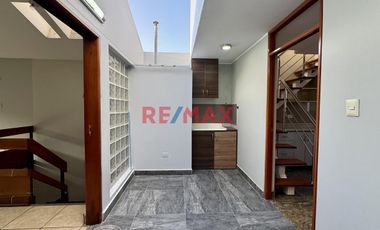Se Vende Bonita Casa De 4 Pisos En Surco - Urbanizacion Sagitario