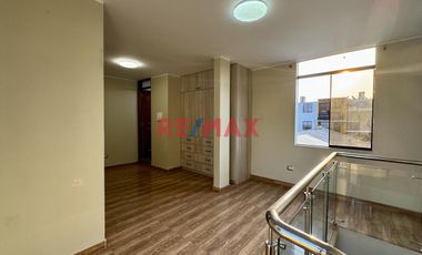 Se Vende Bonita Casa De 4 Pisos En Surco - Urbanizacion Sagitario