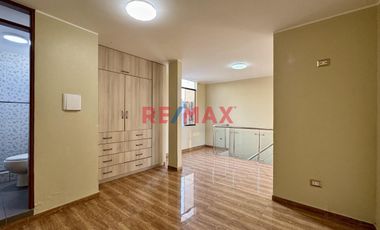 Se Vende Bonita Casa De 4 Pisos En Surco - Urbanizacion Sagitario