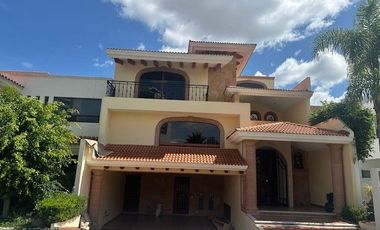 VIA ATLIXCAYOTL RESIDENCIA EN RENTA