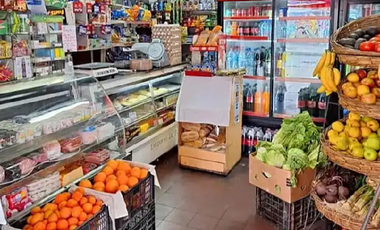 Se vende derecho de llave de Minimarket de 35 metros,  en Toesca, con más de una década en la Comuna de Santiago sector Barrio Universitario, listo para entrar a trabajar

Por estar a nivel calle, es de gran atractivo económico por que hay un alto tránsito vehicular y peatonal.

 El local cuenta con patente comercial, permisos de Seremi y documentación actualizada.

EQUIPAMIENTO 
Vissicules, estantes metálicos, Mercaderías, clientes consolidados.
Traspaso 19.000.000
Arriendo 1.250.000

💸Excelente oportunidad de negocio.
📞AGENDA TU VISITA