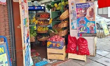 Se vende derecho de llave de Minimarket de 35 metros,  en Toesca, con más de una década en la Comuna de Santiago sector Barrio Universitario, listo para entrar a trabajar

Por estar a nivel calle, es de gran atractivo económico por que hay un alto tránsito vehicular y peatonal.

 El local cuenta con patente comercial, permisos de Seremi y documentación actualizada.

EQUIPAMIENTO 
Vissicules, estantes metálicos, Mercaderías, clientes consolidados.
Traspaso 19.000.000
Arriendo 1.250.000

💸Excelente oportunidad de negocio.
📞AGENDA TU VISITA