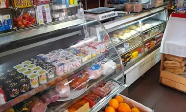 Se vende derecho de llave de Minimarket de 35 metros,  en Toesca, con más de una década en la Comuna de Santiago sector Barrio Universitario, listo para entrar a trabajar

Por estar a nivel calle, es de gran atractivo económico por que hay un alto tránsito vehicular y peatonal.

 El local cuenta con patente comercial, permisos de Seremi y documentación actualizada.

EQUIPAMIENTO 
Vissicules, estantes metálicos, Mercaderías, clientes consolidados.
Traspaso 19.000.000
Arriendo 1.250.000

💸Excelente oportunidad de negocio.
📞AGENDA TU VISITA