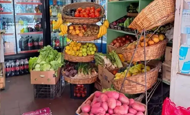 Se vende derecho de llave de Minimarket de 35 metros,  en Toesca, con más de una década en la Comuna de Santiago sector Barrio Universitario, listo para entrar a trabajar

Por estar a nivel calle, es de gran atractivo económico por que hay un alto tránsito vehicular y peatonal.

 El local cuenta con patente comercial, permisos de Seremi y documentación actualizada.

EQUIPAMIENTO 
Vissicules, estantes metálicos, Mercaderías, clientes consolidados.
Traspaso 19.000.000
Arriendo 1.250.000

💸Excelente oportunidad de negocio.
📞AGENDA TU VISITA